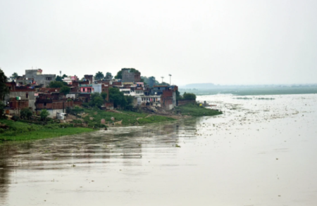 गंगा नदी का जलस्तर बढ़ने से लबालब हुआ फाफामऊ श्मशान घाट, दर्जनों शव बहने की आशंका