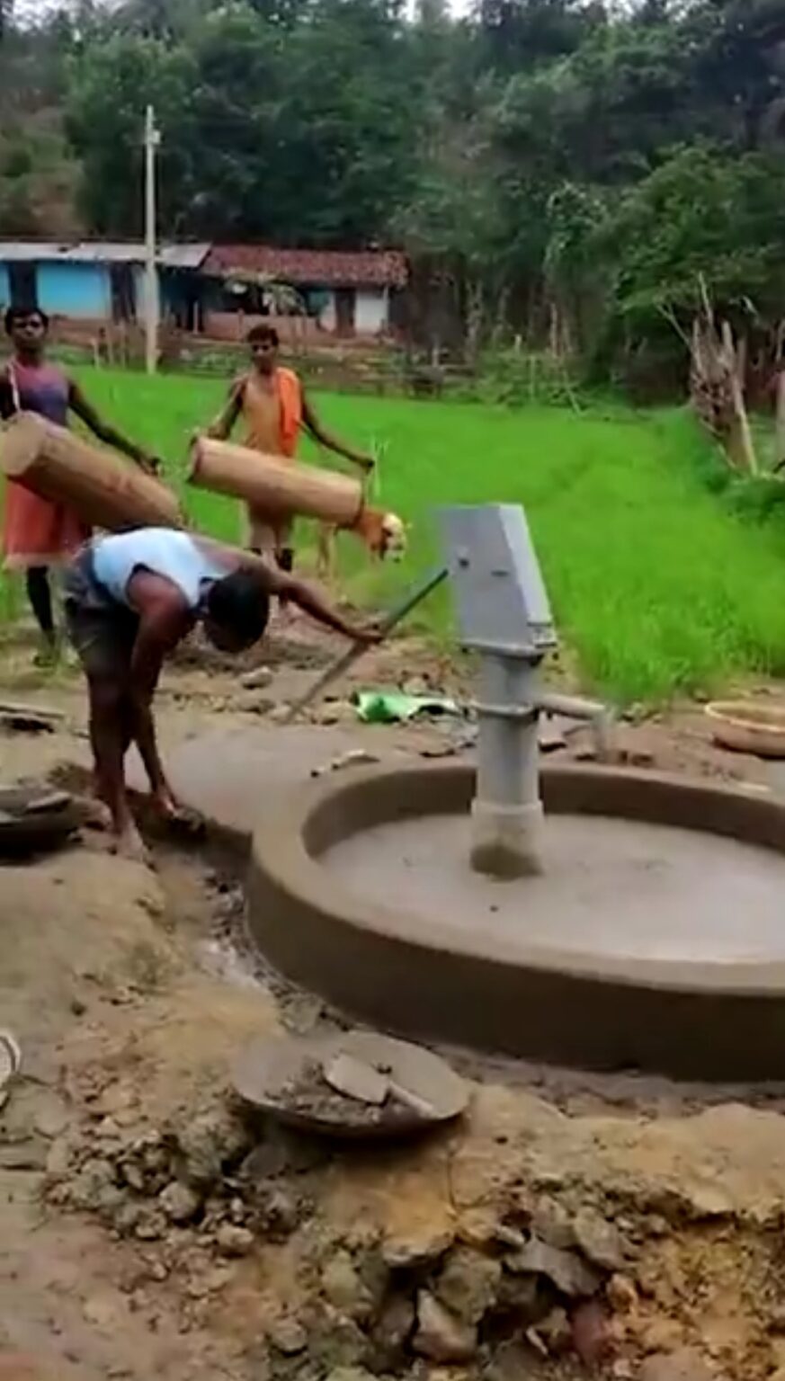 पीने का पानी मिलते ही गांव में जश्न का माहौल, ढोल बजाकर ग्रामीणों ने की खुशी जाहिर