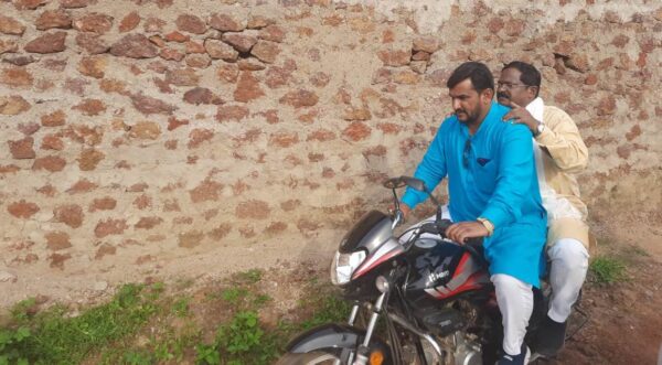 खाद्य मंत्री अमरजीत भगत मोटर साइकिल से पहुंचे मैनपाट के हाथी प्रभावितों के बीच खाद्य मंत्री श्री अमरजीत भगत मोटर साइकिल से पहुंचे मैनपाट के हाथी प्रभावितों के बीच