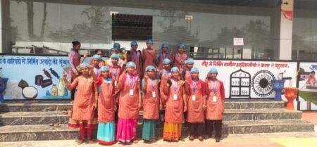 वनवासी महिलाओं ने आत्मनिर्भरता के गढ़े नये प्रतिमान..मसाले, बिस्कुट निर्माण से लेकर मुर्गी पालन जैसे कई कामों में पाई सफलता वनवासी महिलाओं ने आत्मनिर्भरता के गढ़े नये प्रतिमान..मसाले, बिस्कुट निर्माण से लेकर मुर्गी पालन जैसे कई कामों में पाई सफलता