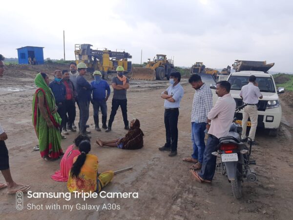 पुराने प्रकरण के लंबित रोजगार की मांग को लेकर भूविस्थापितों ने रोका काम, माकपा और किसान सभा ने दिया समर्थन पुराने प्रकरण के लंबित रोजगार की मांग को लेकर भूविस्थापितों ने रोका काम, माकपा और किसान सभा ने दिया समर्थन