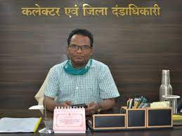 धमतरी : विद्यार्थी दुर्घटना बीमा योजना के तहत कलेक्टर ने भेंट किया चेक कलेक्टर श्री पी.एस. एल्मा