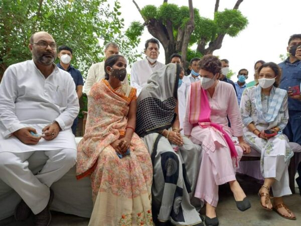 यूपी कांग्रेस कार्यालय में राष्ट्रीय महासचिव प्रियंका गांधी का कार्यकर्ताओं को संबोधन यूपी कांग्रेस कार्यालय में राष्ट्रीय महासचिव प्रियंका गांधी का कार्यकर्ताओं को संबोधन