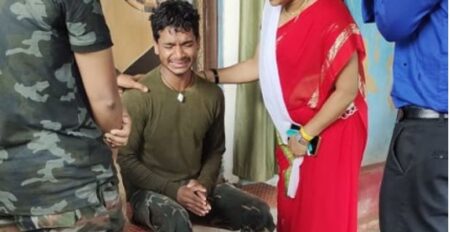 तालाब में ट्रैक्टर ट्रॉली पलटने से फंसे लोगों को निकाल रहा था जवान, हाथों में आया अपनी मां का शव