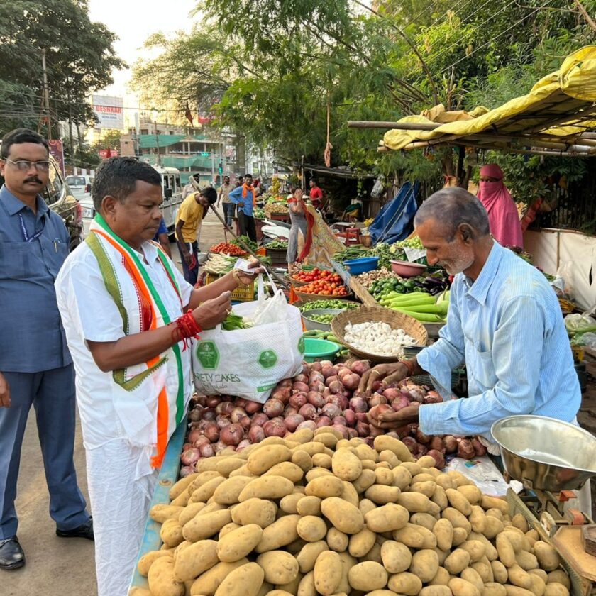 बढ़ती महंगाई के ख़िलाफ़ मंत्री कवासी लखमा ने सब्ज़ियां खरीद कर विरोध किया